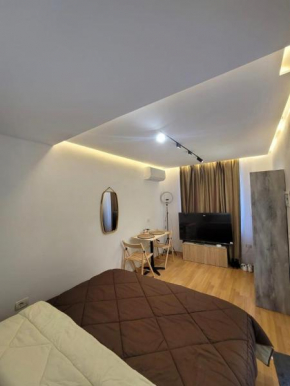 Floating bed